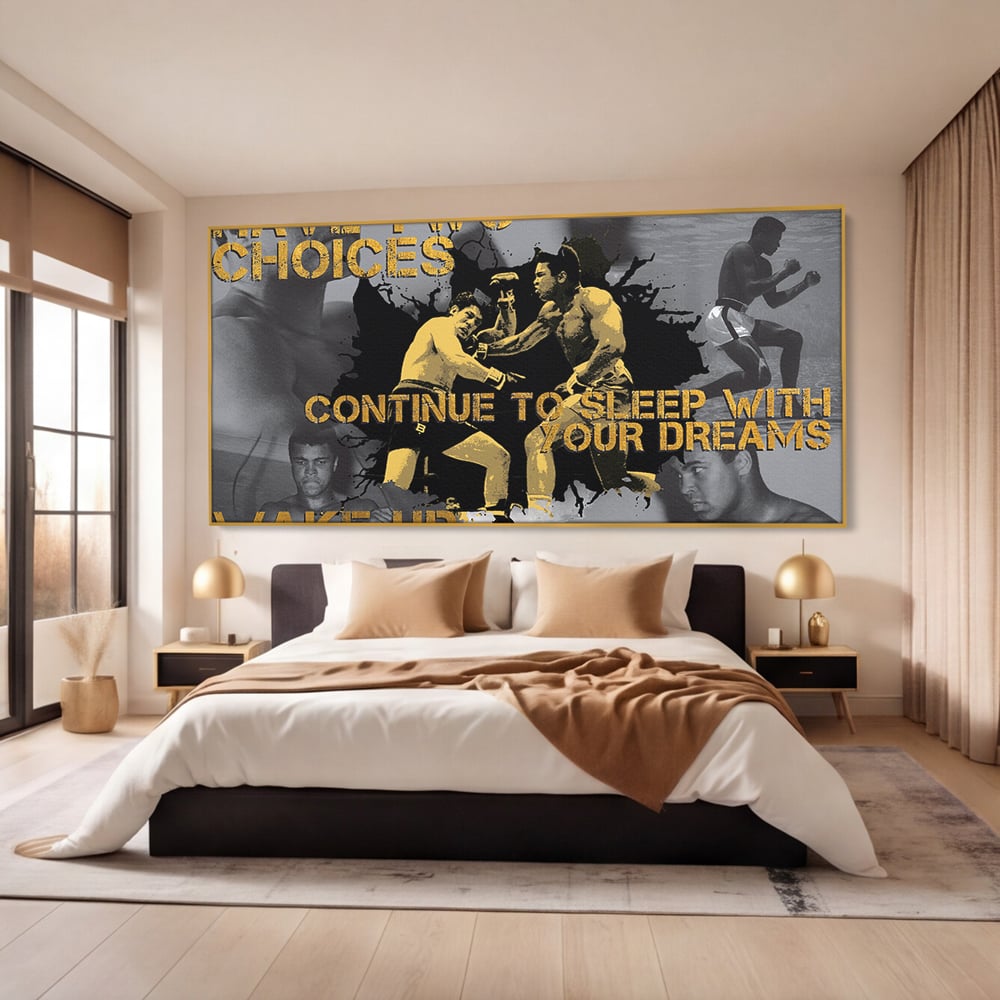 Tablou canvas cu tablou canvas motivational cu muhammad ali, in rama de aluminiu auriu, pe perete intr-un dormitor